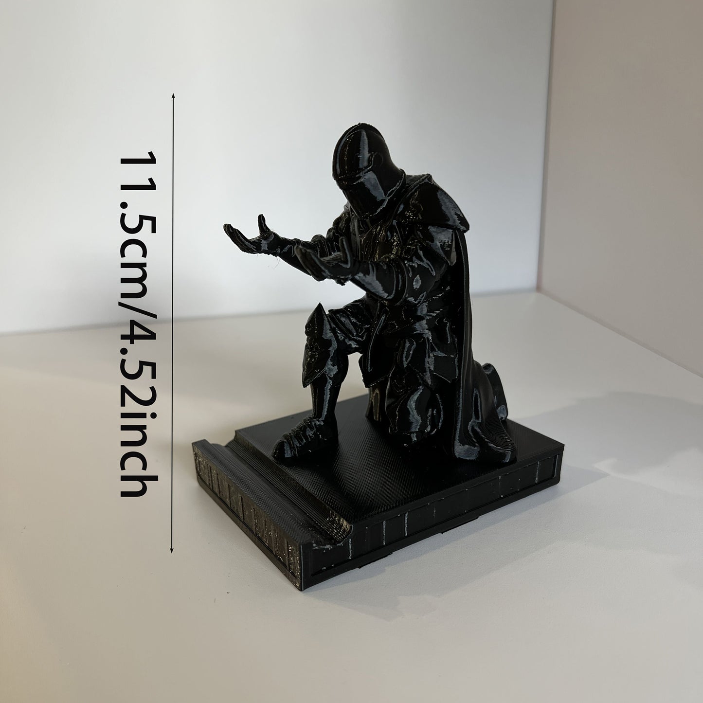 **Knight Sculpture Pen Holder: A Medieval Epic on Your Desk, Where the Pen Becomes a Sword, Blending Decorative Art with Practical Office Use**
