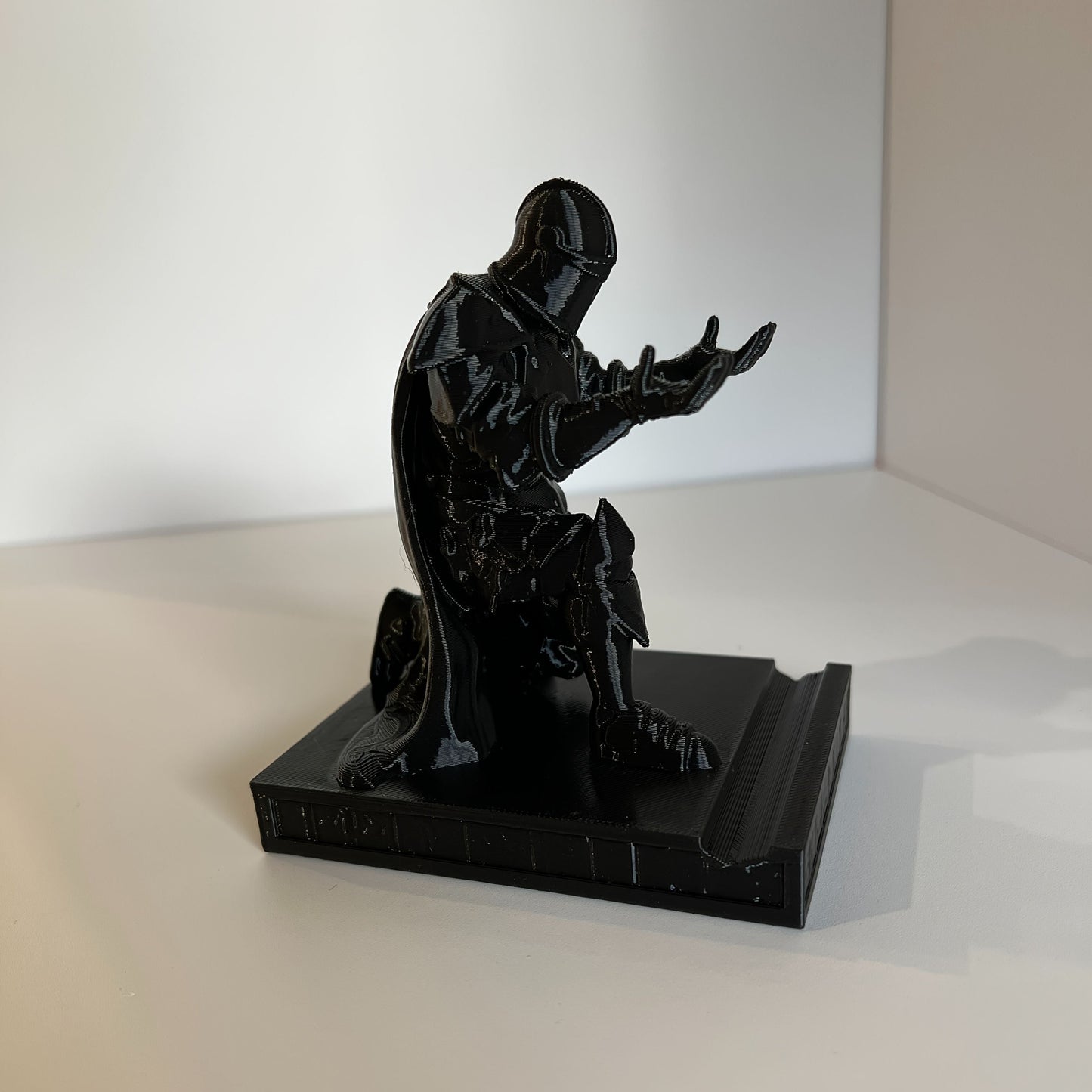 **Knight Sculpture Pen Holder: A Medieval Epic on Your Desk, Where the Pen Becomes a Sword, Blending Decorative Art with Practical Office Use**