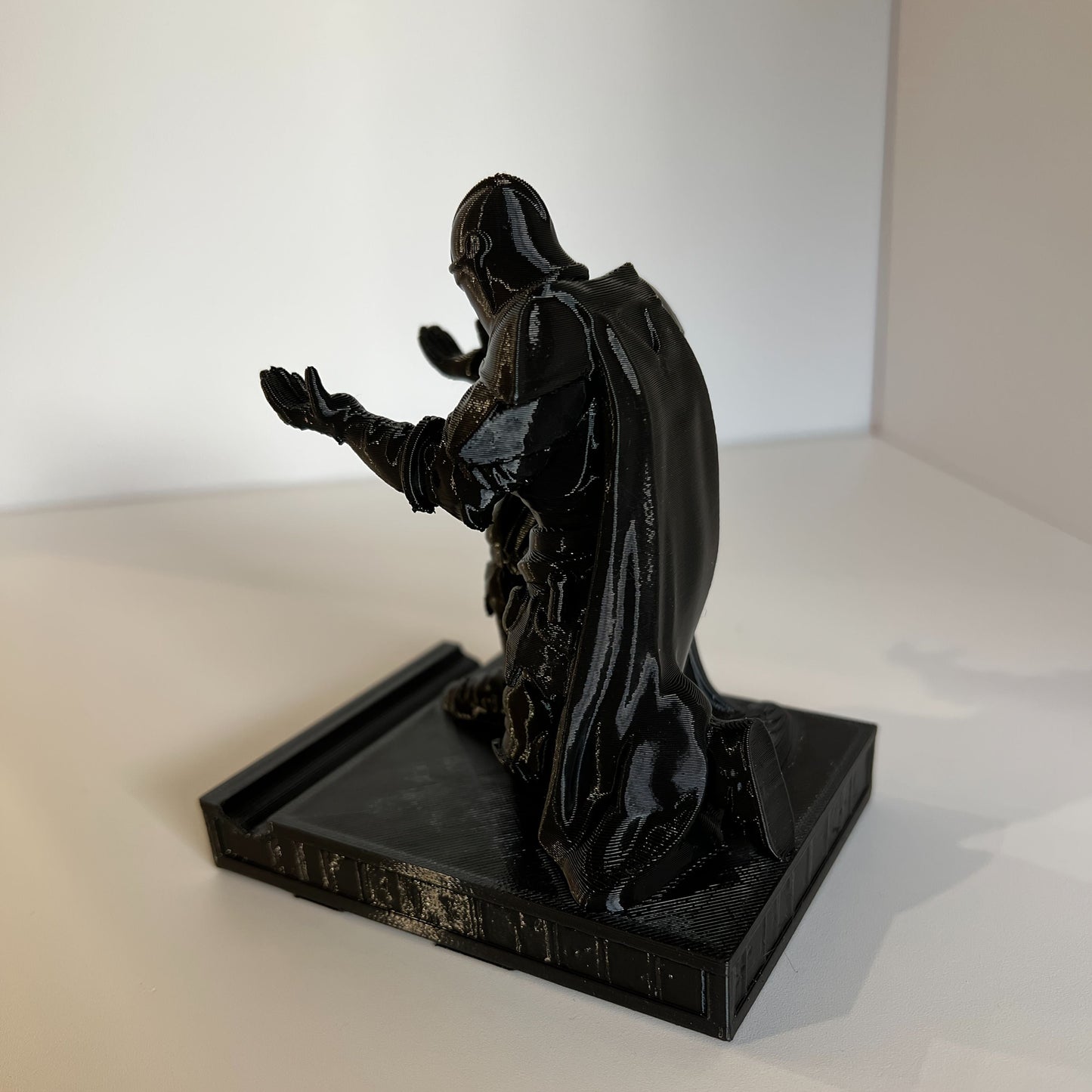 **Knight Sculpture Pen Holder: A Medieval Epic on Your Desk, Where the Pen Becomes a Sword, Blending Decorative Art with Practical Office Use**