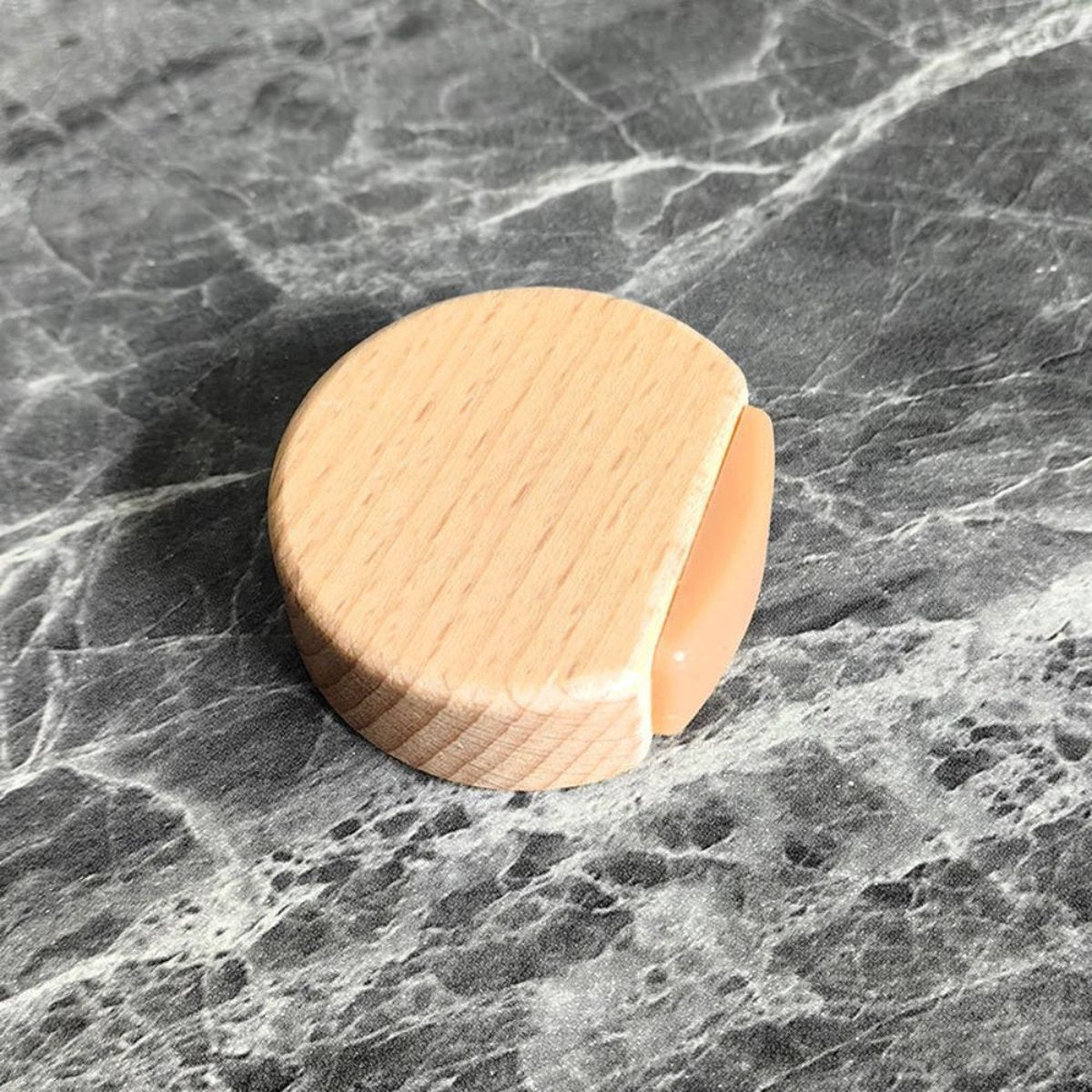 Round wooden doorstop, shockproof and anti-slip, set of 6, 4.5 x 4.2 x 1.6 cm, for floor and parquet, light brown, 45 x 42 x 16 mm.