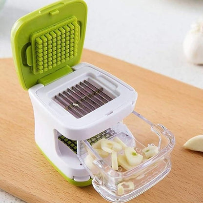 1Pcs Stainless Steel Ginger Garlic Press - Kitchen Chopper - Crusher - Dicer - Garlic Grinder - Garlic Press Crusher Multifunctional - with Clear Tray - for Walnut Peanut Ginger Mincer Garlic Chopper Practical Kitchen Tool (Green)