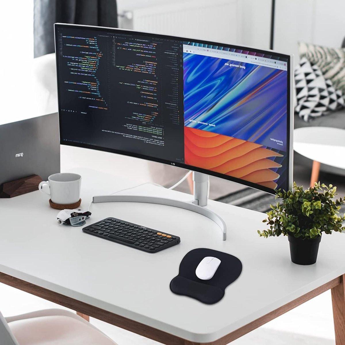 Mouse Pad with Wrist Rest - Ergonomic Mouse Pad - Gel Mouse Pad - Non-Slip - Prevent Wrist Fatigue - Suitable for Gaming, School, and Office - 24 x 21 cm - Black.