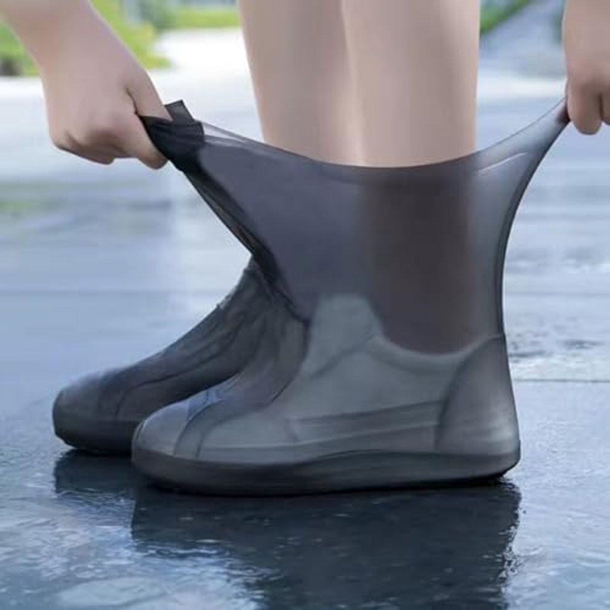 Overshoes - 1 Pair - Waterproof Silicone Overshoes - Reusable, Non-slip, Suitable for Outdoor Activities (Black - Size M).