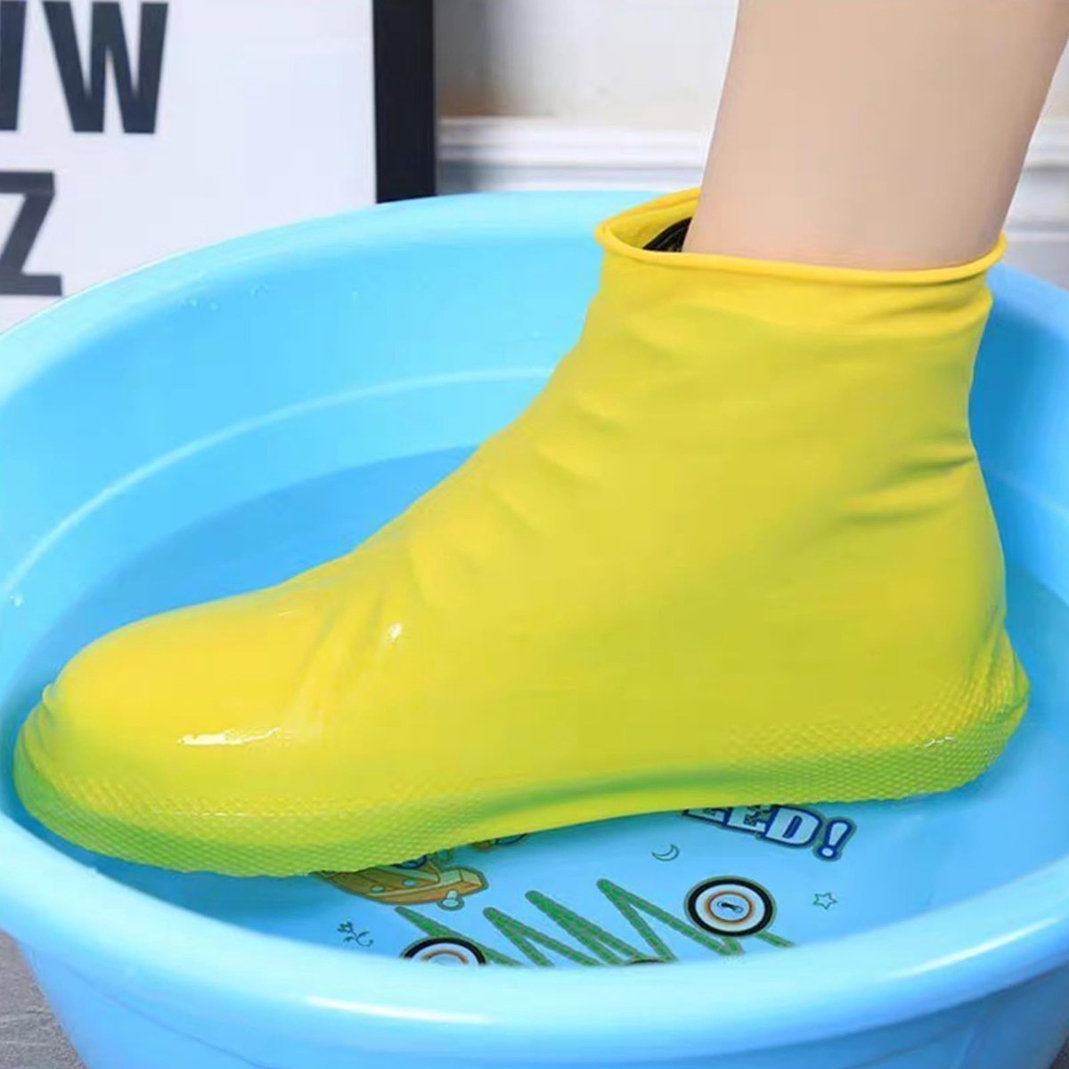Overshoes - 1 Pair - Waterproof Silicone Overshoes - Reusable, Non-slip, Suitable for Outdoor Activities (Black - Size M).