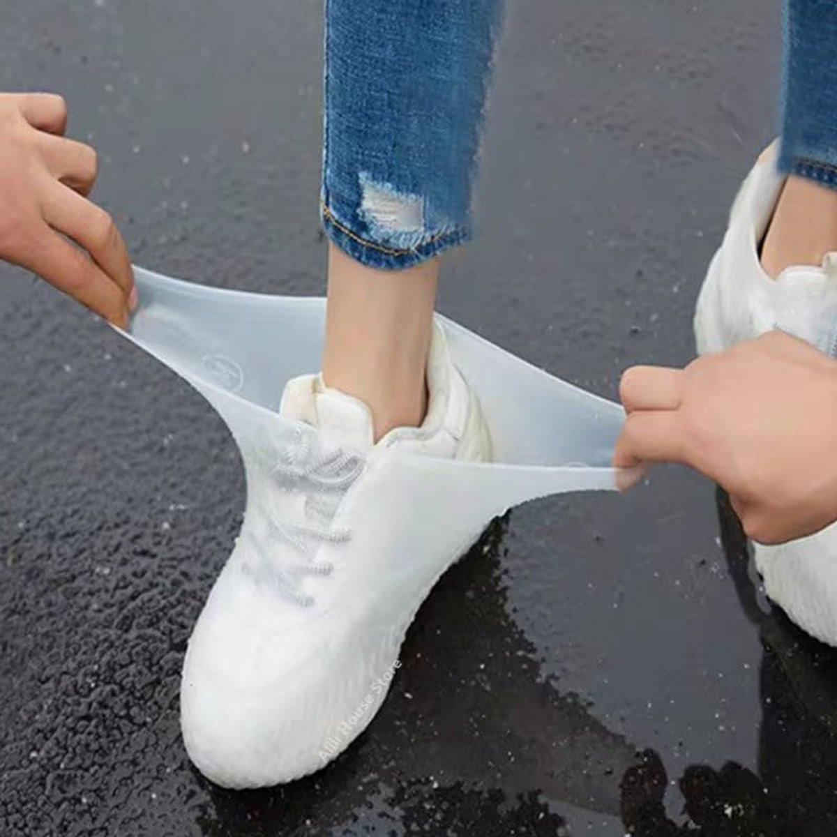 Overshoes - 1 Pair - Waterproof Silicone Overshoes - Reusable, Non-slip, Suitable for Outdoor Activities (White - Size M).