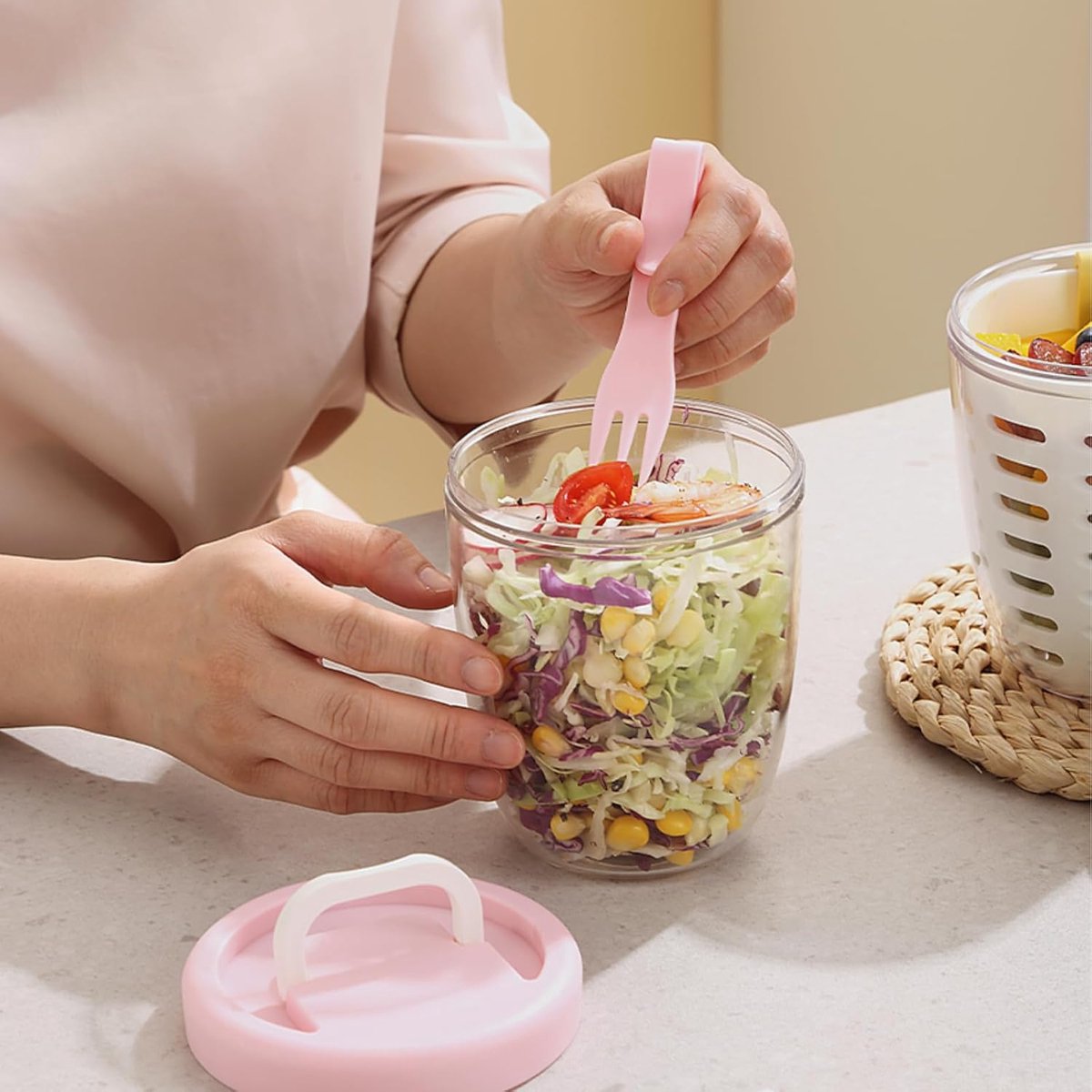 Fruit Bowl - Salad Bowl - Leakproof reusable food container with lid and draining basket - Suitable for work, school, and travel. - 650 ml (Yellow)
