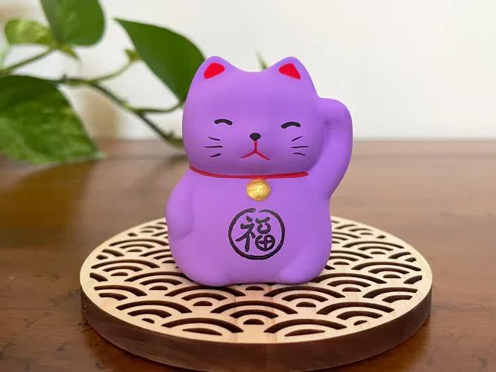 Okimono Lavender Maneki Neko.