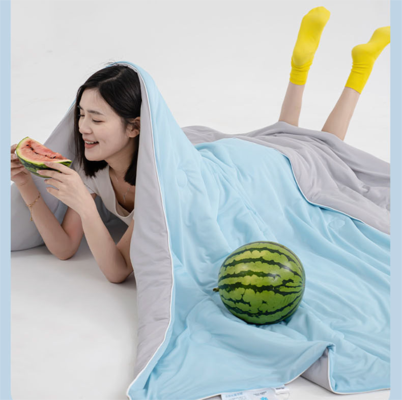Green and gray combination Cooling Summer Quilt with Ice Silk Fabric Lightweight Breathable Air Conditioner Blanket 180x220cm Soft Washable Comforter for Home Sleep Comfort