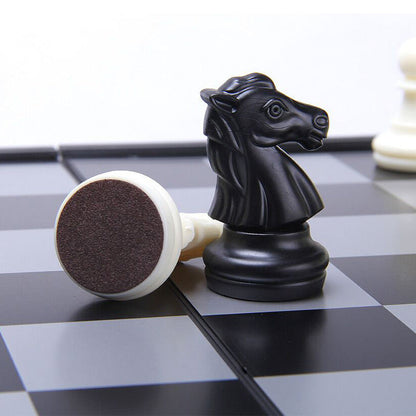 Chess game set with magnet box - Black and white.